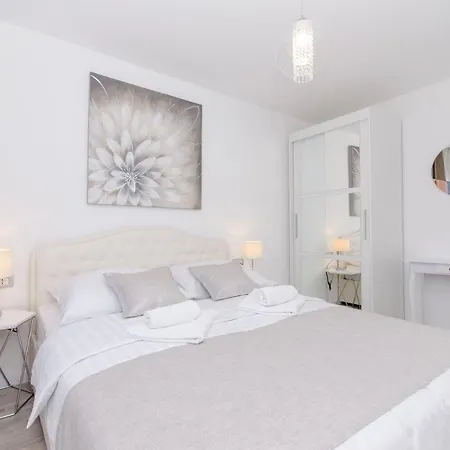 Luxury Center アパート